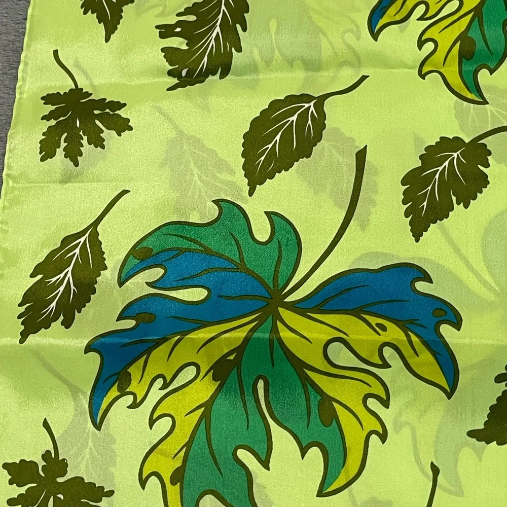 Vintage retro leaf print scarf - Picture 3 of 6